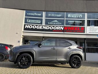 MONACO CL2 BLACK IN 18 INCH GEMONTEERD ONDER EEN TOYOTA YARIS CROSS