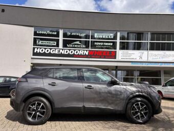 MONACO CL2 BLACK POLISHED IN 16 INCH GEMONTEERD ONDER EEN PEUGEOT 2008
