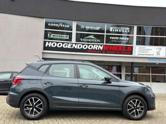 MONACO CL2 BLACK POLISHED IN 16 INCH GEMONTEERD ONDER EEN SEAT ARONA