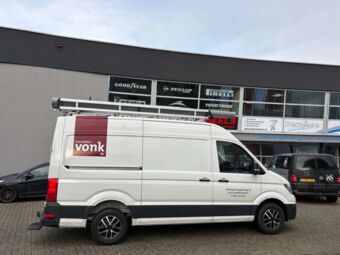 MONACO CL2T BLACK POLISHED IN 16 INCH GEMONTEERD ONDER EEN VOLKSWAGEN CRAFTER