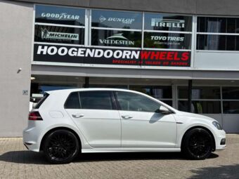 MONACO FF2 BLACK IN 18 INCH GEMONTEERD ONDER EEN VOLKSWAGEN GOLF