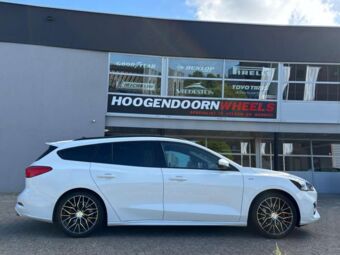 MONACO FF2 BLACK POLISHED IN 18 INCH GEMONTEERD ONDER EEN FORD FOCUS