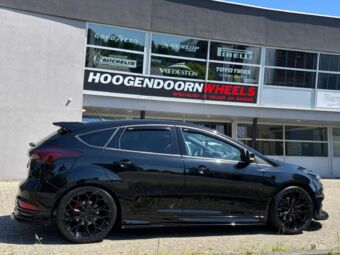 MONACO FF3 BLACK IN 19 INCH GEMONTEERD ONDER EEN FORD FOCUS