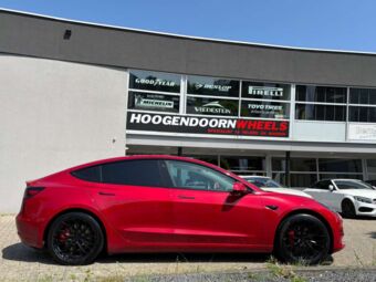 MONACO FF3 BLACK IN 19 INCH GEMONTEERD ONDER EEN TESLA MODEL 3