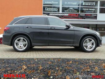 MONACO VELGEN GP1 HPS ZILVER IN 19 INCH INCL TPMS SENSOREN MET WINTERBANDEN GEMONTEERD ONDER EEN MERCEDES GLC