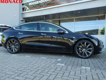 MONACO DEDICATED VELGEN GP 6 20 INCH IN GLANS ANTRACIET GEMONTEERD ONDER EEN TESLA MODEL 3