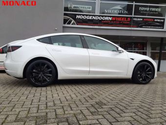 MONACO DEDICATED VELGEN GP 6 20 INCH IN ZWARTMET TPMS EN WINTERBANDEN GEMONTEERD ONDER EEN TESLA MODEL 3