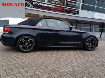 MONACO VELGEN GP 1 ZWART GEPOLIJST IN 17 INCH GEMONTEERD ONDER EEN BMW 1 SERIE CABRIO 