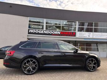 MONACO GP16 BLACK POLISHED IN 20 INCH GEMONTEERD ONDER EEN SKODA SUPERB