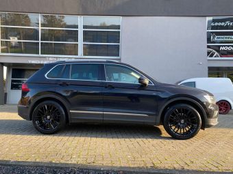 MONACO VELGEN GP2 BLACK IN 20 INCH GEMONTEERD ONDER EEN VOLKSWAGEN TIGUAN 