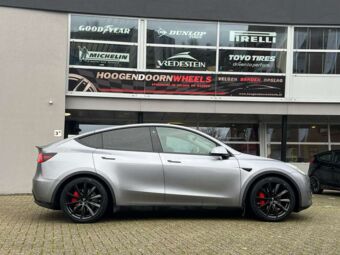 MONACO GP6 MATT BLACK IN 20 INCH GEMONTEERD ONDER EEN TESLA MODEL Y