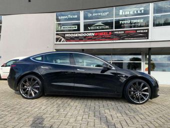 MONACO VELGEN GP6 ANTRACIET 20 INCH MET WINTERBANDEN GEMONTEERD ONDER EEN TESLA MODEL 3