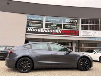 MONACO GP6 BLACK IN 18 INCH GEMONTEERD ONDER EEN TESLA MODEL 3