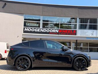 MONACO WHEELS GP6 IN BLACK IN 21 INCH GEMONTEERD ONDER EEN TESLA MODEL Y