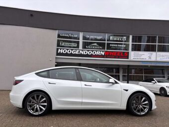 MONACO GP6 HYPER BLACK IN 19 INCH GEMONTEERD ONDER EEN TESLA MODEL 3