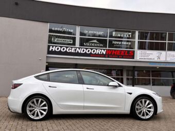 MONACO GP6 SILVER IN 19 INCH GEMONTEERD ONDER EEN TESLA MODEL 3