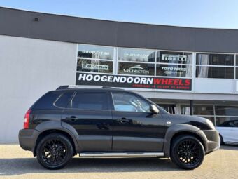 MONACO GPX BLACK IN 18 INCH GEMONTEERD ONDER EEN HYUNDAI TUCSON