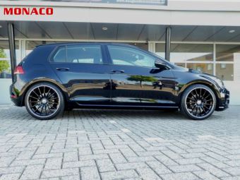 MONACO MC1 DEDICATED VELGEN 19 INCH IN GLANS ZWART EN POLISHED LIP  GEMONTEERD ONDER EEN VW GOLF