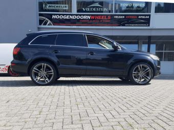 MONACO DEDICATED VELGEN MC7 22 INCH IN GLANS ANTRACIET GEPOLIJST GEMONTEERD ONDER EEN AUDI Q7 