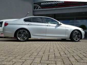 MONACO MC5 VELGEN IN  ANTRACIET GEPOLIJST 19 INCH GEMONTEERD ONDER EEN BMW 5 SERIE 