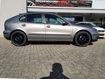 MONACO WHEELS CL-1 IN BLACK EN 17 INCH GEMONTEERD ONDER EEN SEAT LEON