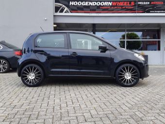 MONACO WHEELS FORMULA IN 17 INCH BLACK POLISHED GEMONTEERD ONDER EEN VW UP 