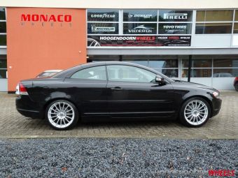 Monaco velgen Formula zilver gemonteerd onder een Volvo C70 in 18 inch