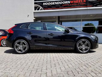 MONACO VELGEN GP1 ANTRACIET GEPOLIJST IN 18 INCH GEMONTEERD ONDER EEN VOLVO V40 