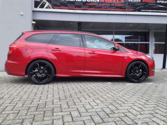 MONACO VELGEN GP1 BLACK IN 18 INCH GEMONTEERD ONDER EEN FORD FOCUS 