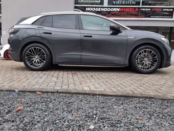 MONACO GP2 ZWART GEPOLIJST 19 INCH BREEDSET MET HANKOOK WINTERBANDEN GEMONTEERD ONDER EEN VOLKSWAGEN ID 4