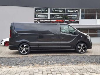 MONACO VELGEN GP4 IN 19 INCH ZWART GEPOLIJST GEMONTEERD ONDER EEN OPEL VIVARO 