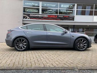 MONACO VELGEN GP6 IN ANTHRACITE DARK 19 INCH GEMONTEERD ONDER EEN TESLA MODEL 3