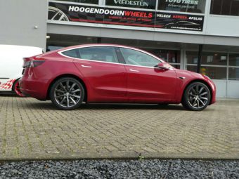 MONACO DEDICATED WHEELS GP 6 19 INCH IN GLANS ANTRACIET GEMONTEERD ONDER EEN TESLA MODEL 3