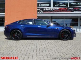 MONACO GP6 19 INCH GLANS ZWART 19 INCH GEMONTEERD ONDER EEN TESLA MODEL S 