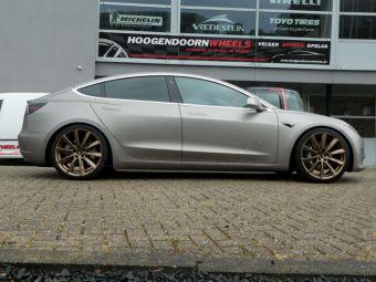 MONACO DEDICATED VELGEN GP 6 20 INCH IN GLANS BRONZE GEMONTEERD ONDER EEN TESLA MODEL 3