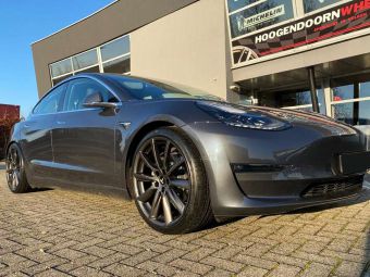 MONACO VELGEN GP6 IN 20 INCH ANTRACIET GEMONTEERD ONDER EEN TESLA MODEL 3 