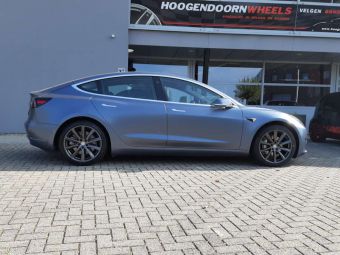 MONACO VELGEN GP6 19 INCH IN ANTRACIET GEMONTEERD ONDER EEN TESLA MODEL 3