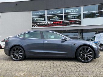 MONACO WHEELS GP6 IN ANTRACIET EN 20 INCH GEMONTEERD ONDER EENTESLA MODEL 3