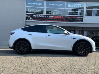 MONACO VELGEN GP6 BLACK IN 20 INCH GEMONTEERD ONDER EEN TESLA MODEL Y 