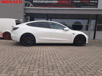 MONACO DEDICATED VELGEN GP 6 20 INCH IN MATT BLACK GEMONTEERD ONDER EEN TESLA MODEL 3