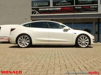 MONACO GP6 VELGEN IN 20 INCH ZILVER GEMONTEERD ONDER EEN TESLA MODEL 3 