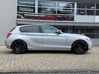 MONACO VELGEN GP1 BLACK IN 18 INCH GEMONTEERD ONDER EEN BMW 1 SERIE 