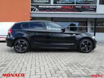 MONACO VELGEN GP1 ZWART GEPOLIJST 17 INCH GEMONTEERD ONDER EEN BMW 1 SERIE