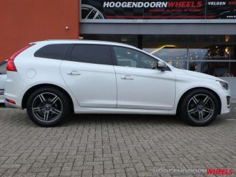 MONACO VELGEN GP 1 ANTRACIET GEPOLIJST IN 19 INCH GEMONTEERD ONDER EEN VOLVO XC60 MET WINTERBANDEN .