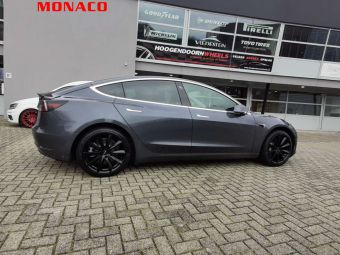 TESLA OEM GEBOORDE MONACO VELGEN GP6 MATT BLACK 19 INCH MET WINTERBANDEN 