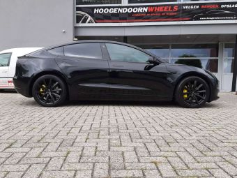 MONACO VELGEN GP6 MATT BLACK IN 19 INCH GEMONTEERD ONDER EEN TESLA MODEL 3