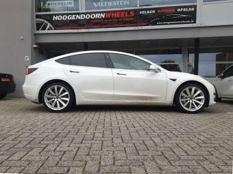 MONACO VELGEN GP6 IN SILVER EN 19 INCH GEMONTEERD ONDER EEN TESLA MODEL 3 