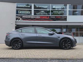 MONACO VELGEN GP6 BLACK IN 19 INCH GEMONTEERD ONDER EEN TESLA MODEL 3