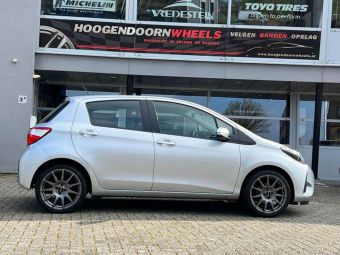 MONACO VELGEN RALLYE IN 17 INCH MATT GUN METAL GEMONTEERD ONDER EEN TOYOTA YARIS