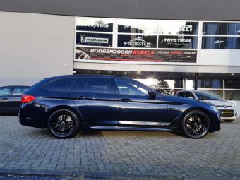 MONACO VELGEN RR8M IN BLACK EN 18 INCH MET WINTERBANDEN GEMONTEERD ONDER EEN BMW 5 SERIE